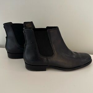 L..L. Bean genuine leather Chelsea boot